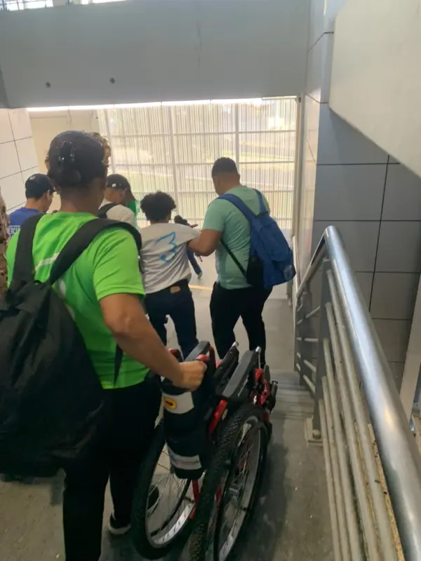 Escaleras y ascensores en la estación "Gualey" del Teleférico SD brillan por su inoperancia.