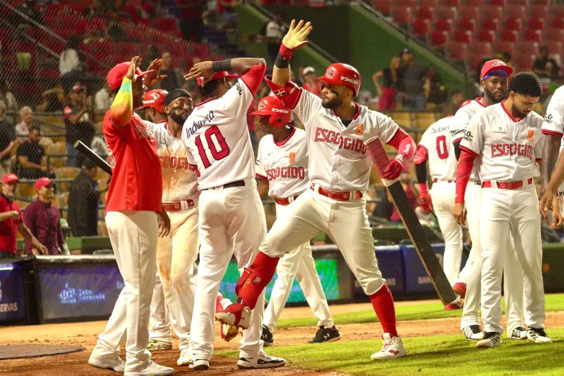 ¡Otro palo de Marmolejos! Leones ganan sexto seguido al blanquear a las Estrellas