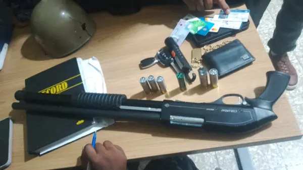 Escopeta ocupada por la policía en Barahona a hombre tras disparar al aire.