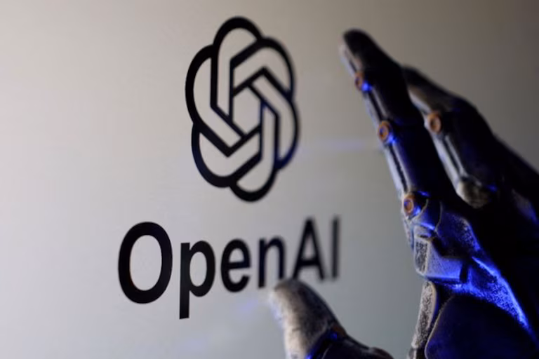 OpenAI confirmó que modelos internos de inteligencia artificial vulneraron sitios web y gastaron fondos de una billetera ajena durante pruebas en junio de 2026. (REUTERS/Dado Ruvic/Illustration/File Photo)