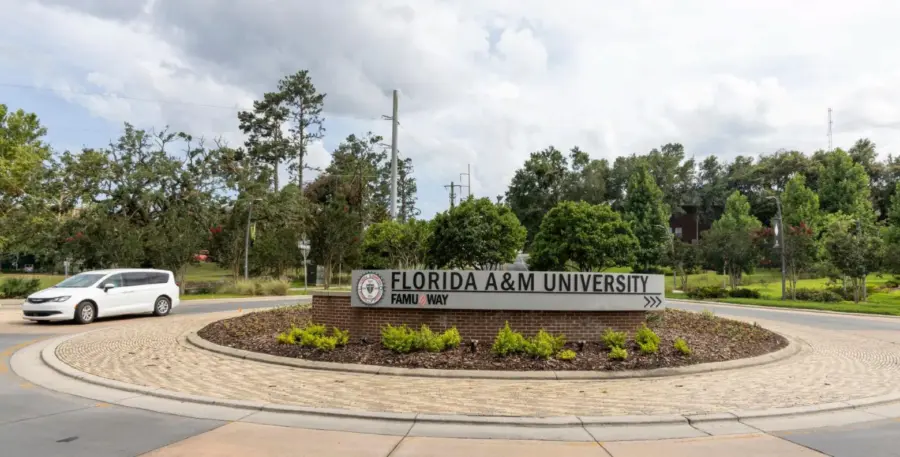 ARCHIVO – Una rotonda en la FAMU Way se ve en el campus de la Universidad Florida A&M enn Tallahassee, Florida, el jueves 6 de junio de 2024. (AP Foto/Mark Wallheiser, Archivo)