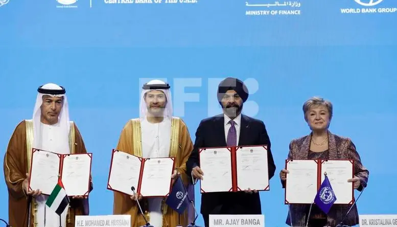 La directora del FMI, Kristalina Georgieva, el presidente del Banco Mundial, Ajay Banga, el ministro de Finanzas de Emiratos Arabes Unidos , Hadi Al Hussaini, y el gobernador del Banco Central de EAU, Khaled Balama, durante la ceremonia de firma para que las reuniones de FMI y el BM se celebren en 2029 en Emiratos Árabes Unidos.