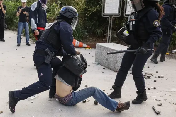FRANCIA-ESTUDIANTES-POLICIA-4