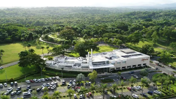 Fachada del Jardín Memorial en la Jacobo Majluta