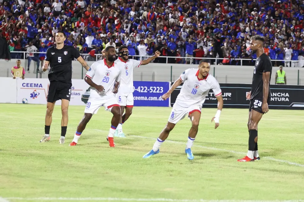 Fiesta, memoria y colores: La comunidad haitiana se adueña del Estadio Félix Sánchez en un choque histórico