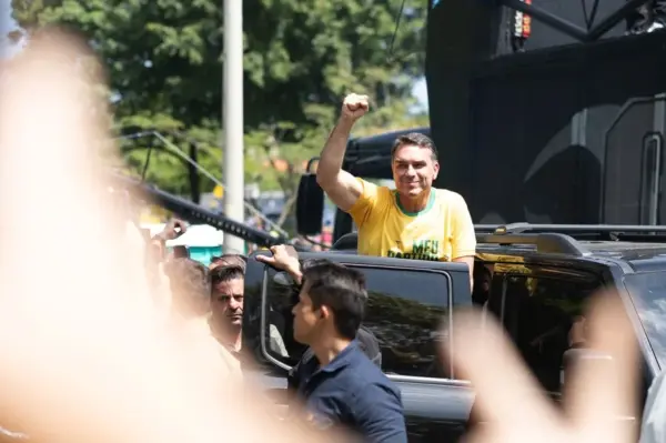 El candidato a la presidencia de Brasil por el Partido Liberal, Flávio Bolsonaro, durante una caravana este sábado, en Santa Bárbara d'Oeste (Brasil). EFE/ Isaac Fontana