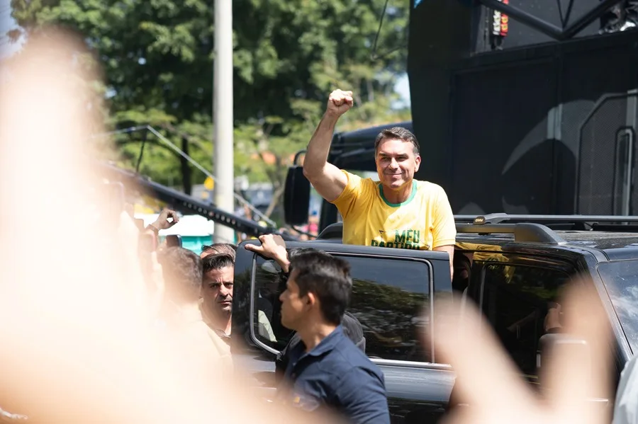 El candidato a la presidencia de Brasil por el Partido Liberal, Flávio Bolsonaro, durante una caravana este sábado, en Santa Bárbara d'Oeste (Brasil). EFE/ Isaac Fontana