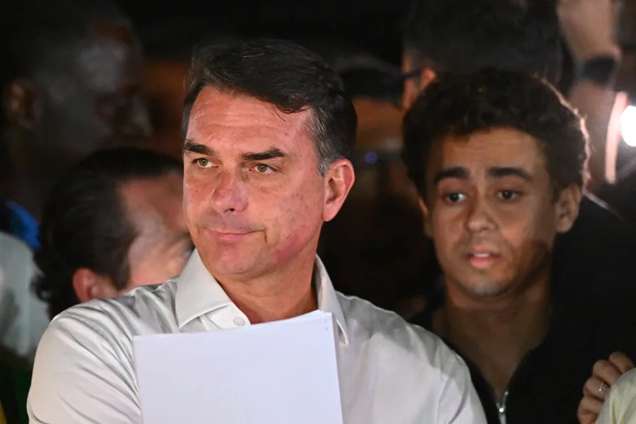 El excandidato presidencial Flavio Bolsonaro llega a hablar con periodistas este domingo, en el barrio Lago Sul, en Brasilia (Brasil). EFE/ Andre Borges
