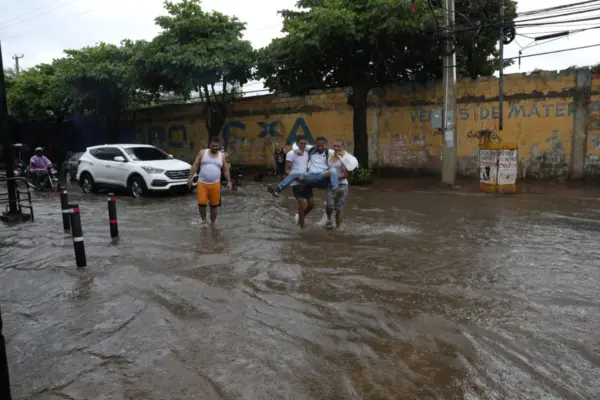 Aguaceros provocan inundaciones en el Gran Santo Domingo. Fotos Duany Nuñez.