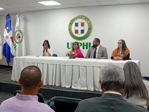 Triana Aybar, Walter Cabrera, Walter Cabrera, Geanilda Vásquez y Ana María Díaz durante el lanzamiento del concurso.