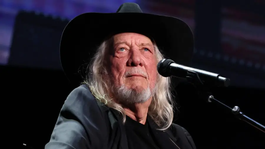 John Anderson, reconocido cantante de música country y voz de éxitos como “Swingin’”, “Wild and Blue” y “Black Sheep”, falleció a los 71 años.