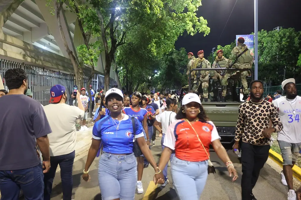 Fiesta, memoria y colores: La comunidad haitiana se adueña del Estadio Félix Sánchez en un choque histórico