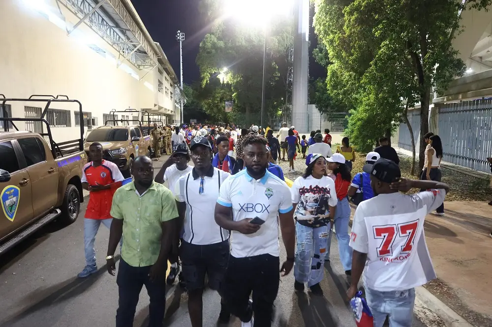 Fiesta, memoria y colores: La comunidad haitiana se adueña del Estadio Félix Sánchez en un choque histórico