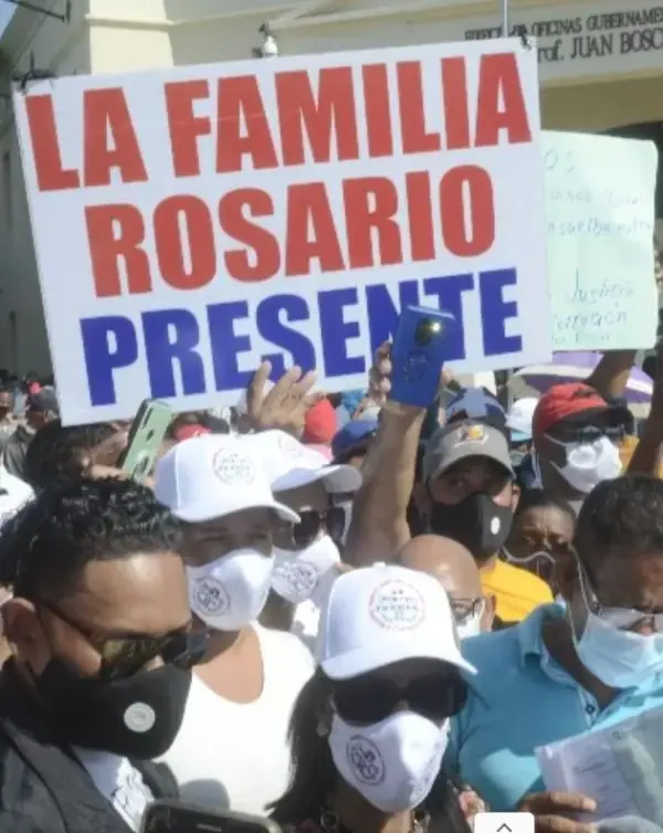 Supuestos miembros de la familia Rosario reclaman herencia en manifestación. Archivo.