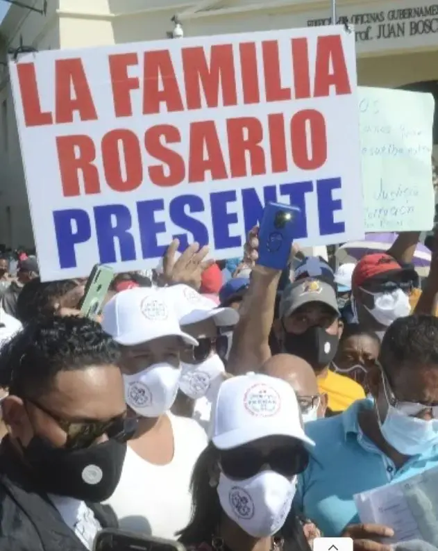 Supuestos miembros de la familia Rosario reclaman herencia en manifestación. Archivo.