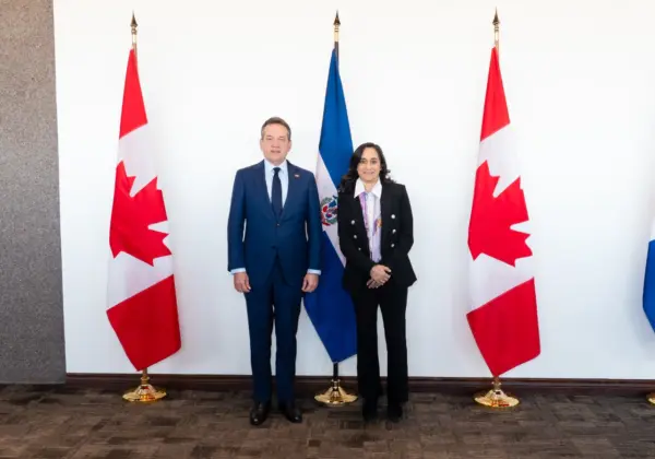 El ministro de Relaciones Exteriores, Víctor -Ito- Bisonó, y su homóloga canadiense, Anita Anand
