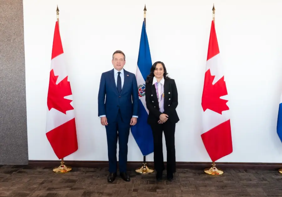 El ministro de Relaciones Exteriores, Víctor -Ito- Bisonó, y su homóloga canadiense, Anita Anand