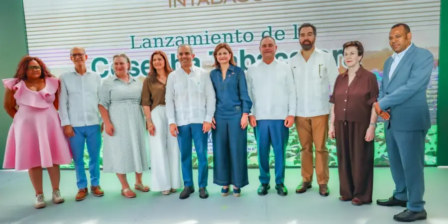 Raquel Peña e Iván Guzmán junto a personalidades en el acto lanzamiento cosecha tabacalera 2026-2027