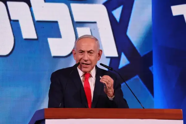 El primer ministro israelí, Benjamin Netanyahu, hace un gesto mientras se dirige a sus seguidores durante un acto electoral del partido Likud en Jerusalén. EFE/EPA/ABIR SULTAN
