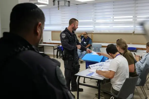 Un policía israelí vota en la ciudad de Ra'anana, cerca de Tel Aviv. EFE/EPA/Atef Safadi