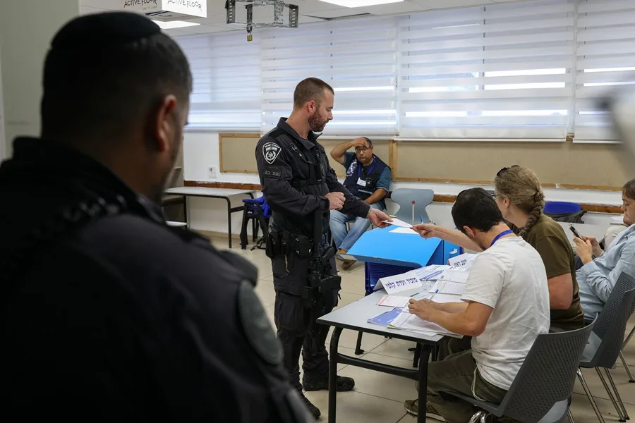 Un policía israelí vota en la ciudad de Ra'anana, cerca de Tel Aviv. EFE/EPA/Atef Safadi
