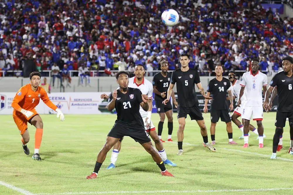 Fiesta, memoria y colores: La comunidad haitiana se adueña del Estadio Félix Sánchez en un choque histórico