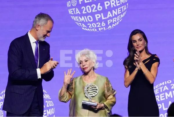 La escritora chilena Isabel Allende, acompañada por los reyes de España Felipe y Letizia.
