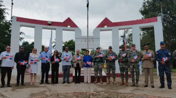 Juan Pablo Uribe junto a autoridades civiles y militares.