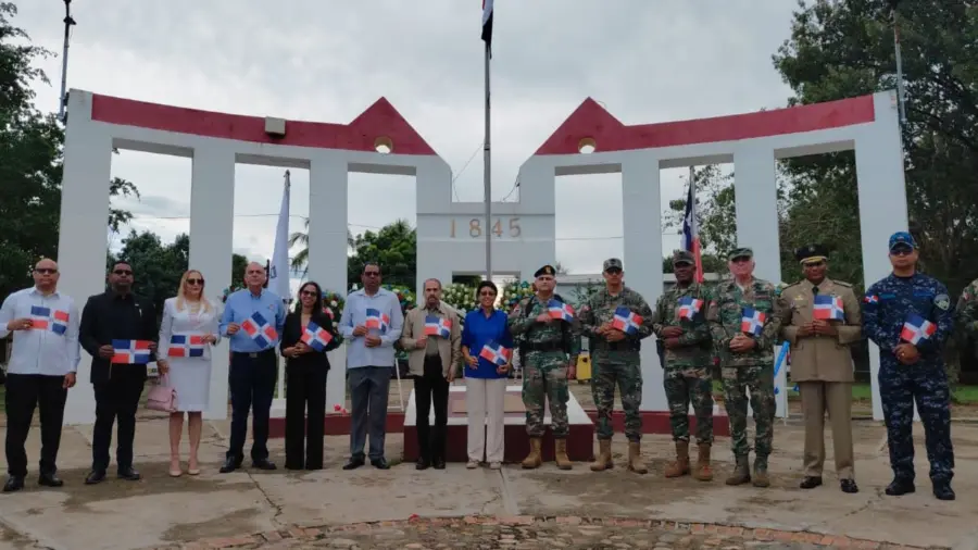 Juan Pablo Uribe junto a autoridades civiles y militares.