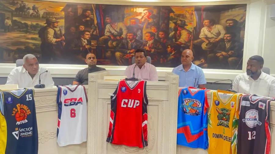 Junior Santos, alcalde de Los Alcarrizos, al centro, junto a Julio Doñé, Edward Caraballo y William Cabral Nemeneme), en la sala capitular.