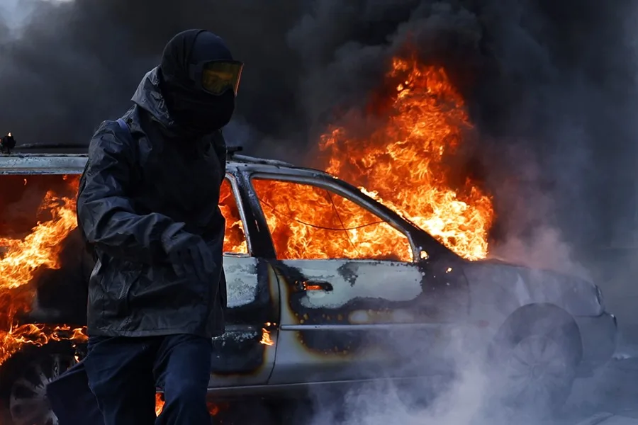 Un automóvil arde en la plaza de la República durante un enfrentamiento entre manifestantes y la policía en París, Francia, el pasado 17 de octubre de 2026. EFE/EPA/YOAN VALAT