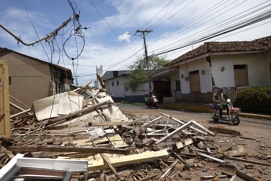 Fotografía que muestra casas destruidas por el terremoto de magnitud 7,7 ocurrido el 9 de octubre, en La Villa de Los Santos (Panamá). EFE/ Bienvenido Velasco