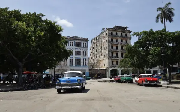 Fotografía de archivo que muestra vehículos transitando por una calle, en la Habana (Cuba). EFE/ Ernesto Mastrascusa