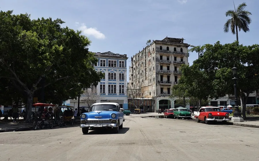 Fotografía de archivo que muestra vehículos transitando por una calle, en la Habana (Cuba). EFE/ Ernesto Mastrascusa