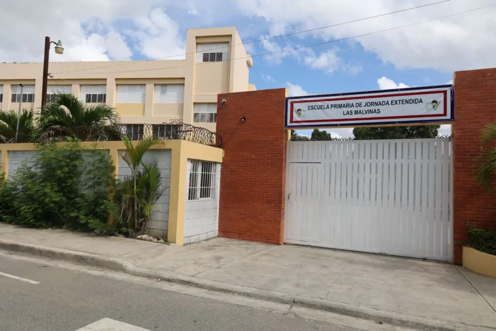 Filtraciones obligan a estudiantes a recibir clases virtuales Escuela Las Malvinas en Herrera
