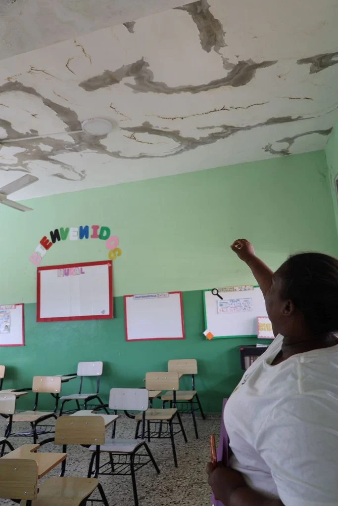 Filtraciones obligan a estudiantes a recibir clases virtuales Escuela Las Malvinas en Herrera