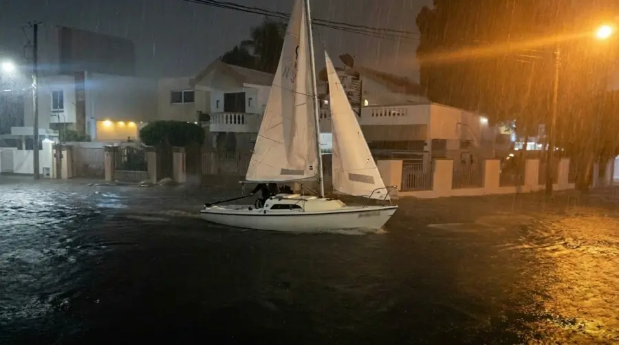 Lluvias provocan inundaciones urbanas en Santiago y afecta 150 viviendas.