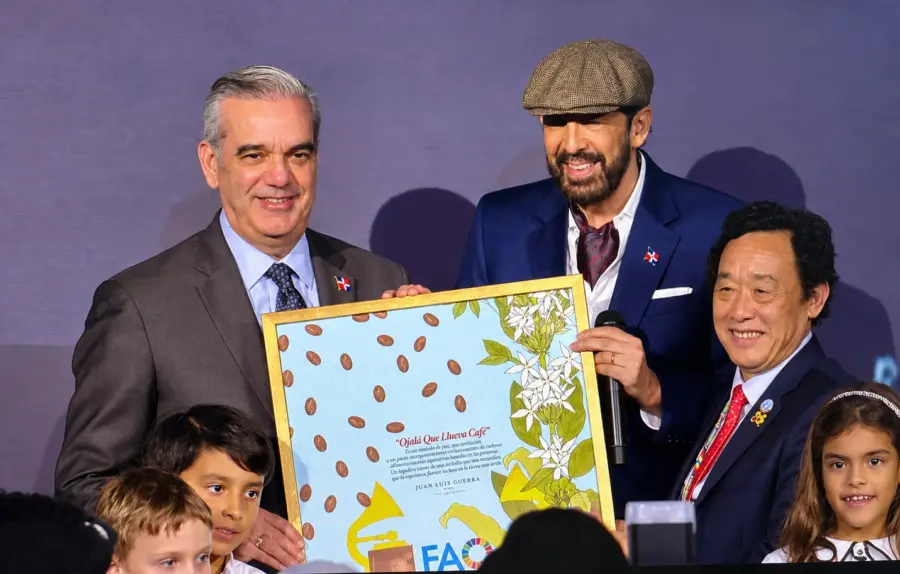 Luis Abinader, presidente de la República, el artista Juan Luis Guerra y QU Dongyu, director general de la FAO