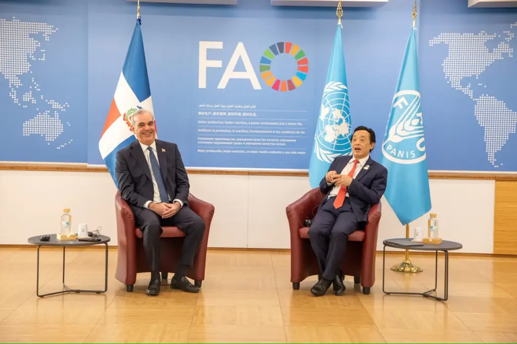 Luis Abinader y director general de la Organización de las Naciones Unidas para la Alimentación y la Agricultura (FAO), Qu Dongyu durante reunión en la FAO.