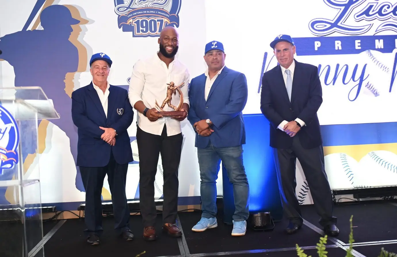 Mel Rojas Jr. recibe el primer premio Manny Mota que entrega el Licey