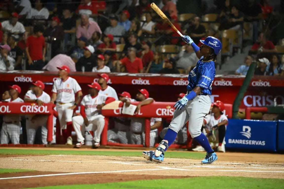 Histórico jonrón: Novato Madé impulsa aplastante triunfo del Licey 12-2 sobre el Escogido en el día inaugural de la pelota profesional criolla