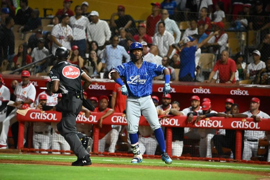 Histórico jonrón: Novato Madé impulsa aplastante triunfo del Licey 12-2 sobre el Escogido en el día inaugural de la pelota profesional criolla