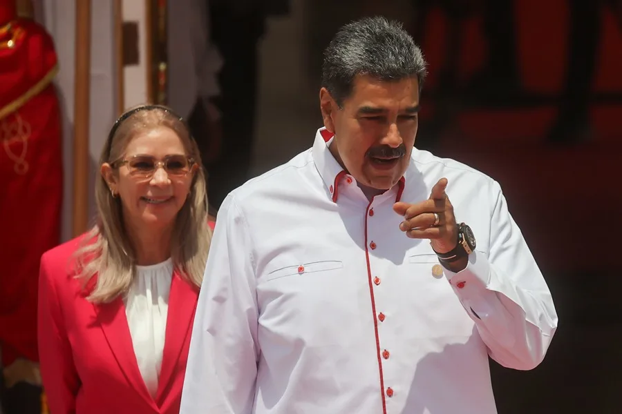 Fotografía de archivo del depuesto presidente de Venezuela, Nicolás Maduro (d), y su esposa, Cilia Flores (1). EFE/ Miguel Gutiérrez