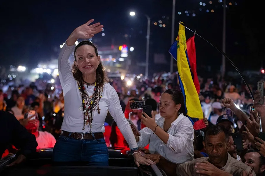 La líder opositora y premio nobel de la paz 2025, María Corina Machado, saluda a simpatizantes, el 25 octubre de 2026, en Caracas (Venezuela). EFE/ Ronald Peña R