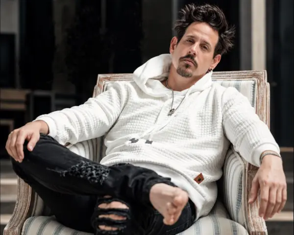 Mario Ceara regresa a la música con un tema.