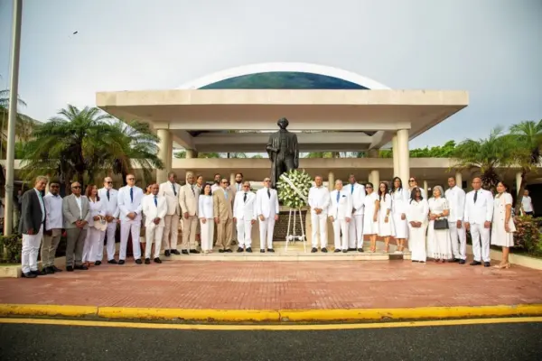 Miembros del Consejo Universitarios, directores de escuelas, administrativos, profesores y estudiantes durante los actos conmemorativos en el 488 aniversario de fundación de la UASD.