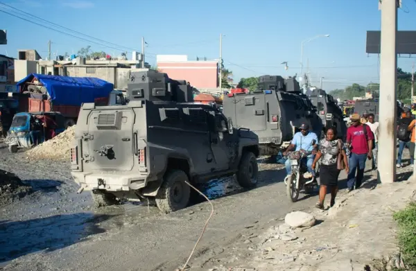 Vehículos blindados de El Salvador patrullan una calle este viernes, en Puerto Príncipe (Haití). EFE/ Jonet St. Élois