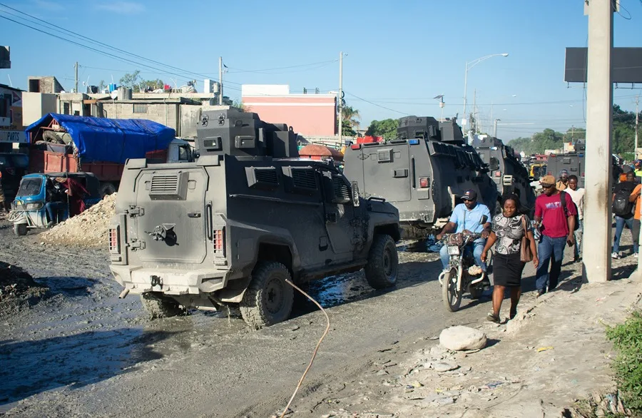 Vehículos blindados de El Salvador patrullan una calle este viernes, en Puerto Príncipe (Haití). EFE/ Jonet St. Élois