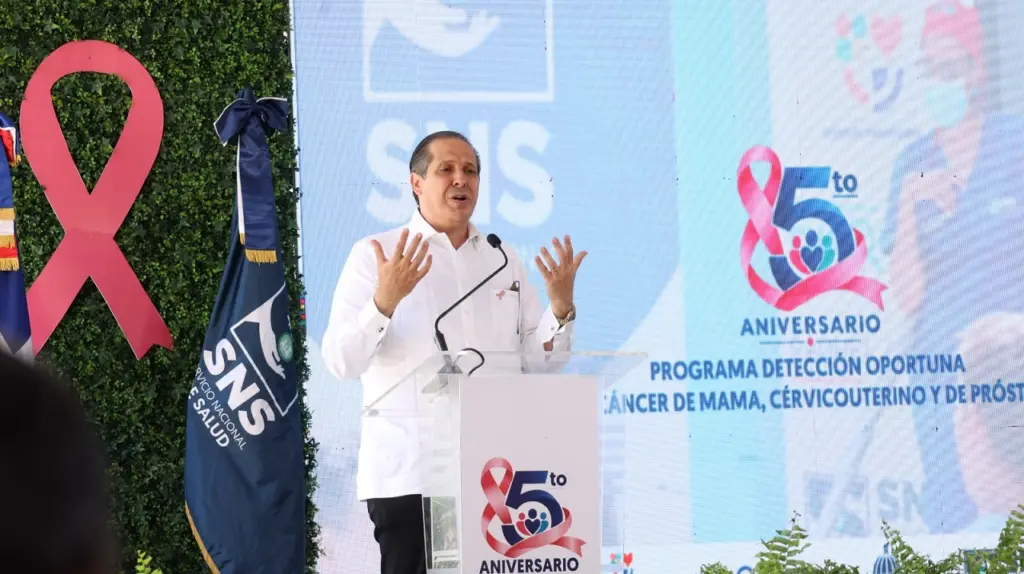 Ministro de Salud Pública, Víctor Atallah, explicó la importancia de ampliar el acceso a los medicamentos para cáncer y otras enfermedades. José Francisco.