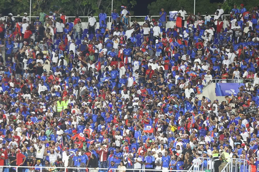 Fiesta, memoria y colores: La comunidad haitiana se adueña del Estadio Félix Sánchez en un choque histórico